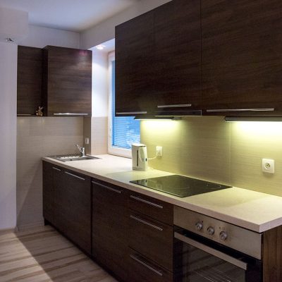 Część kuchenna w apartamencie Mandarynka